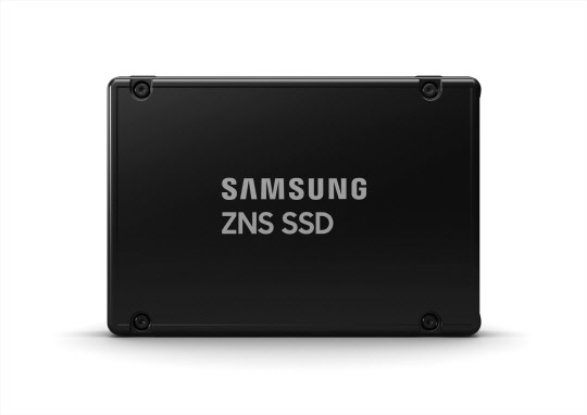 삼성전자가 지난해 6월 업계 최초로 존 스토리지 기술을 이용해 개발한 ZNS SSD. <삼성전자 제공>